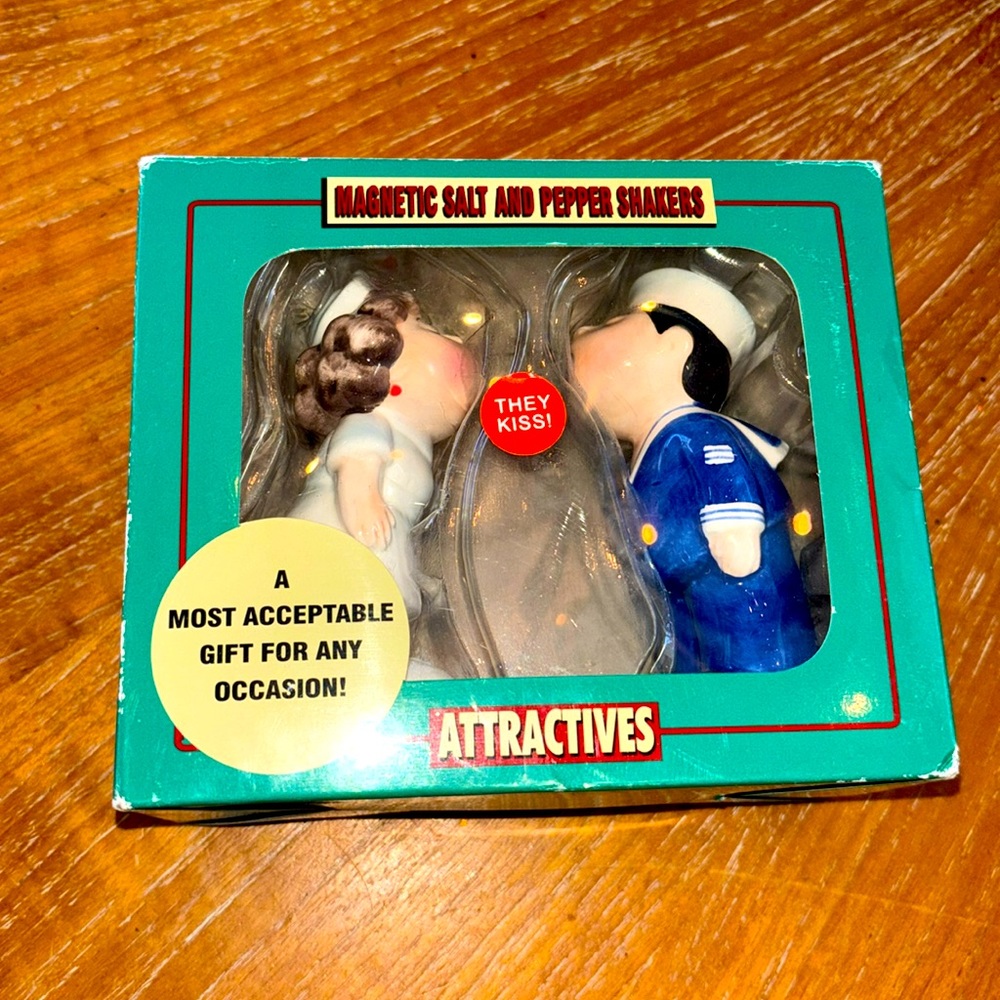 Kissing Sailor and nurse magnetic salt pepper shakers